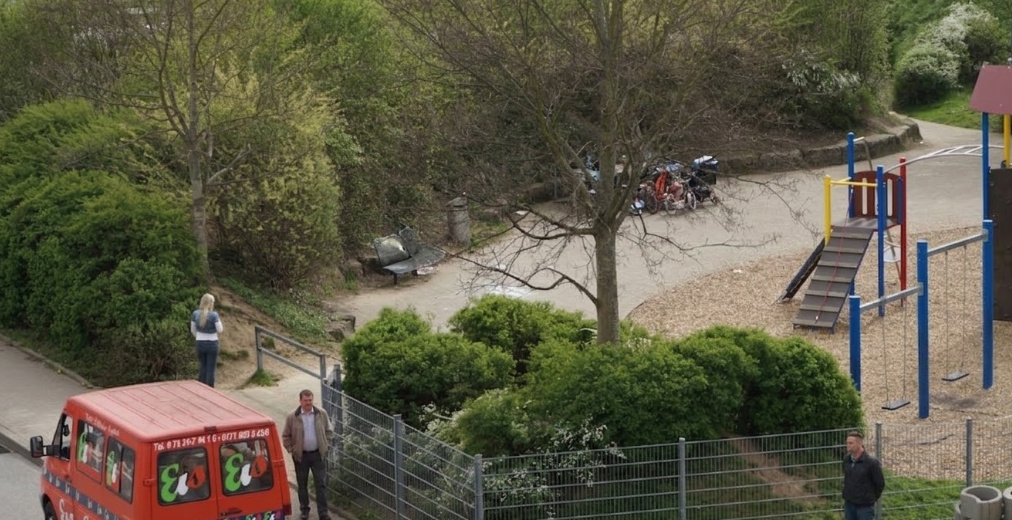 Pforzheim Spielplatz Bodelschwinghstraße Maihälden – Klettergerüst, Schaukeln und Grünanlage